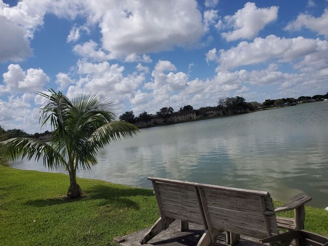 Foto del edificio - Sunset Lake Apartments - 481 Banks Rd Marg...