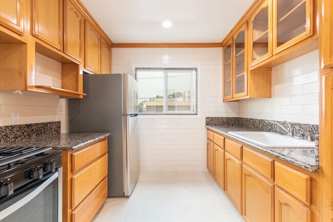Building Photo - 1437 N Poinsettia Pl