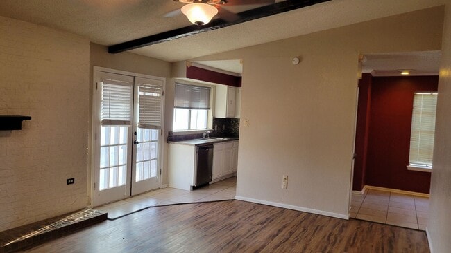 Building Photo - Available May! Cozy and comfortable 3/2/2 Home