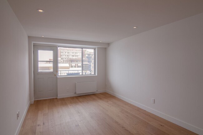 Building Photo - 3460 Rue Durocher
