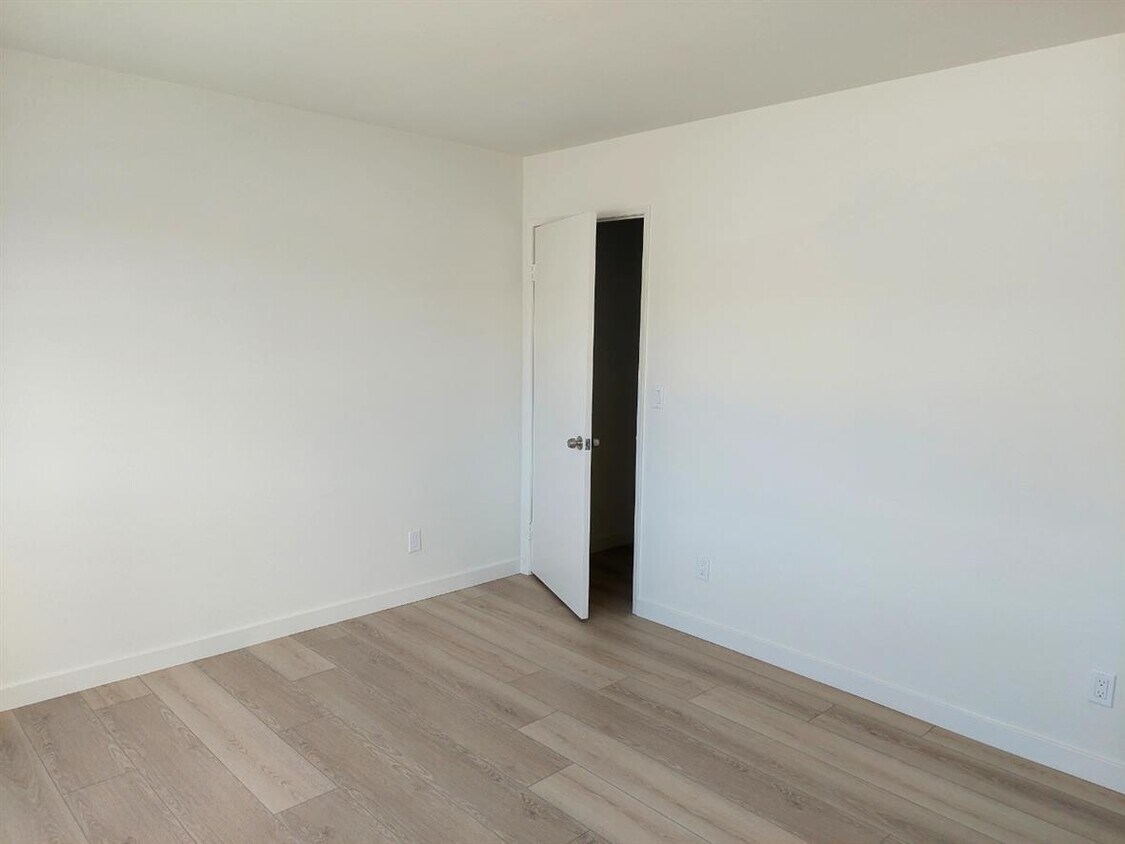 Primary Photo - 1525 W 224th St