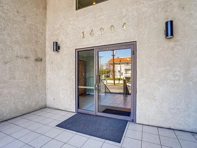 Foto del edificio - 14804 Magnolia Blvd