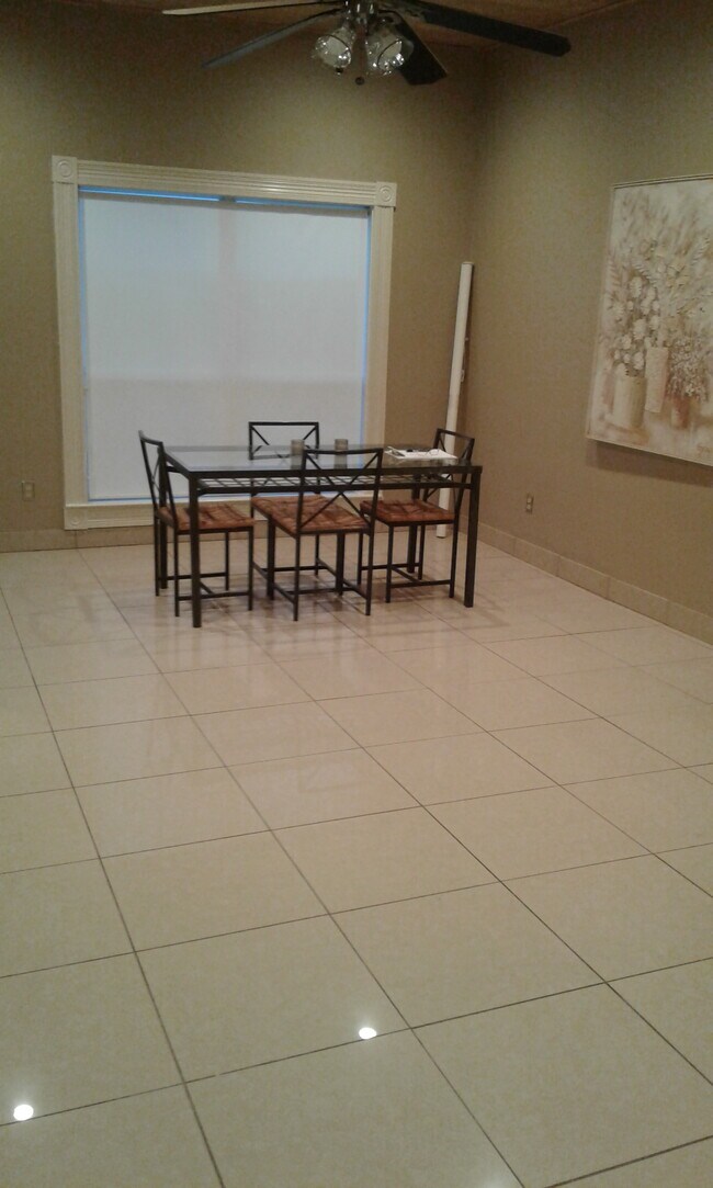 Foto del edificio - 1116 Lakeshore Dr