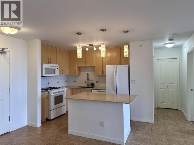 Building Photo - 8460 Granville Ave