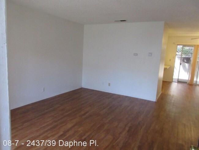 Foto del edificio - 2437-2439 Daphne Pl