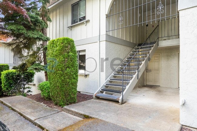 Building Photo - Unit E5