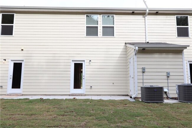 Building Photo - 2555 Piering Dr