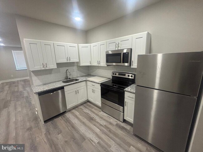 Building Photo - 1204 W Erie Ave