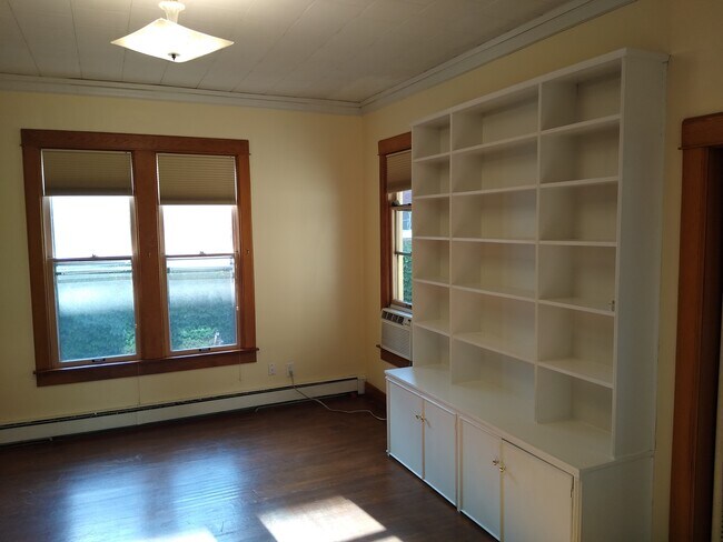 Living Room - 403 W Hill St