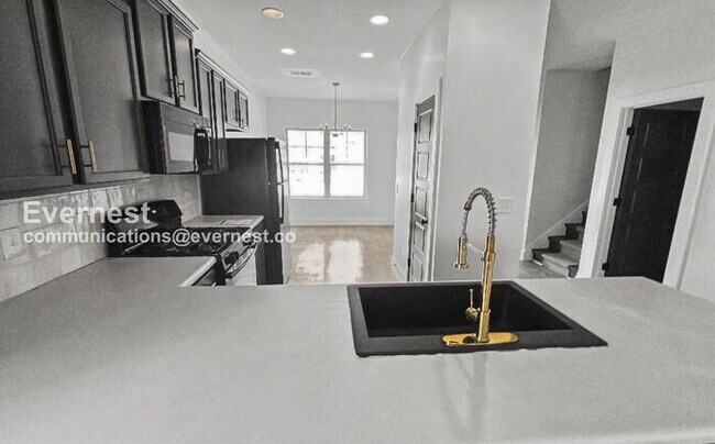 Foto del edificio - 3 Bed/2.5 Bath Home with Fenced Yard & Garage / Pet-Friendly / Available Now!