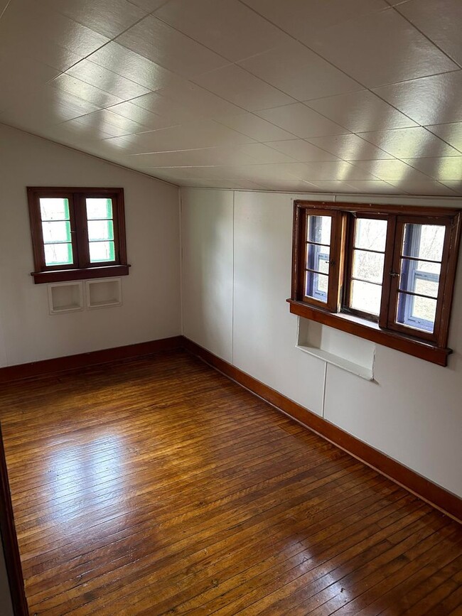 Building Photo - 2 Bedroom House