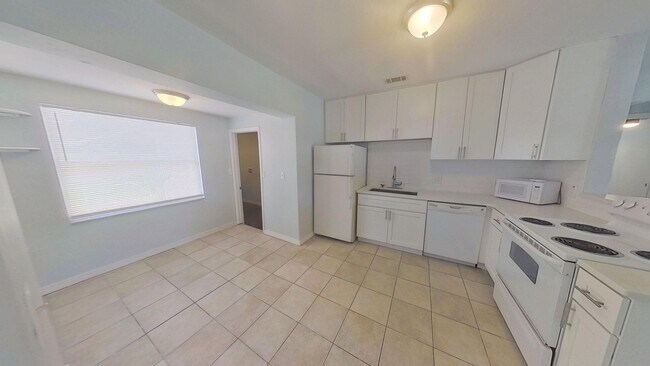 Building Photo - Freshly renovated 3/1