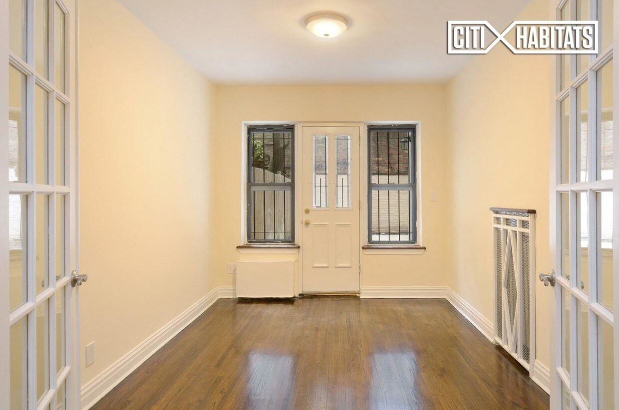 Building Photo - 37 W 71st St