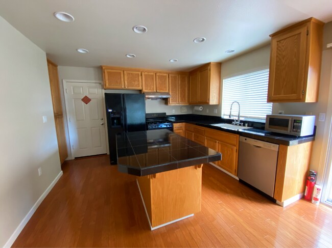Building Photo - 1605 Daisy Ct