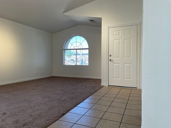 Building Photo - Charming 3 Bedroom ,2 bathroom in the Desi...