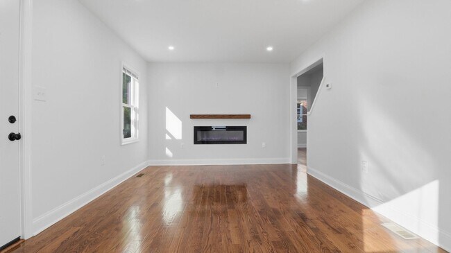 Foto del edificio - 5633 Jamestown Rd