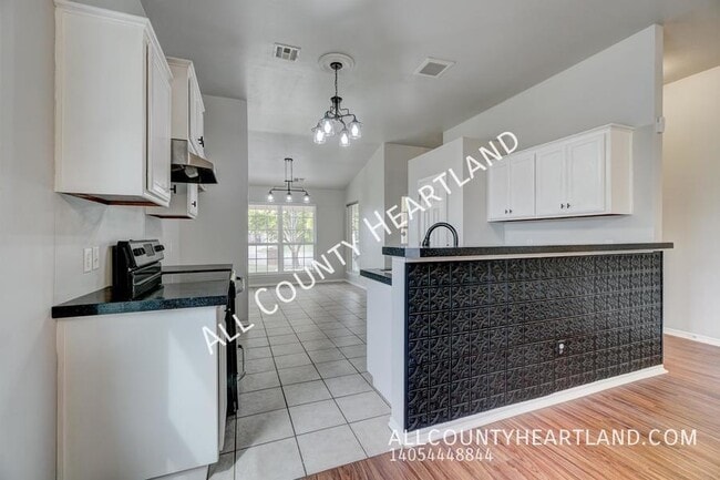 Building Photo - 2008 SE 7th Ct