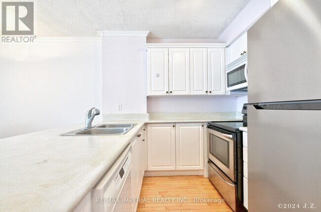 Photo du bâtiment - 24 Wellesley St W