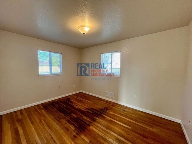 Building Photo - 990 Newark St