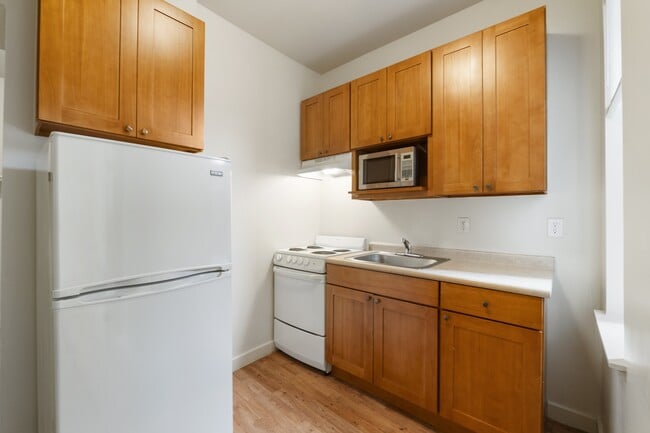 Cocina tipo estudio con refrigerador, microondas, horno y estufa. - Milwaukee Apartments