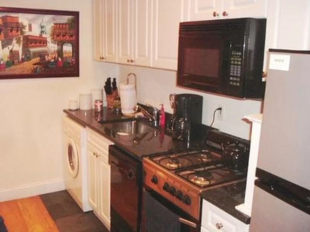 Building Photo - 102 E 7th St