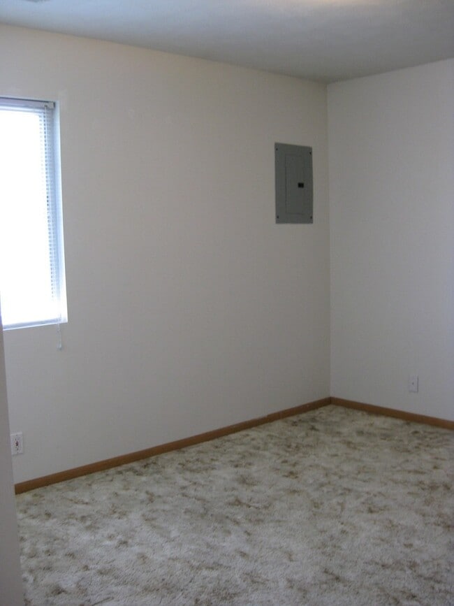 Building Photo - 3 Bedroom 2 Bath Single Family Home Locate...