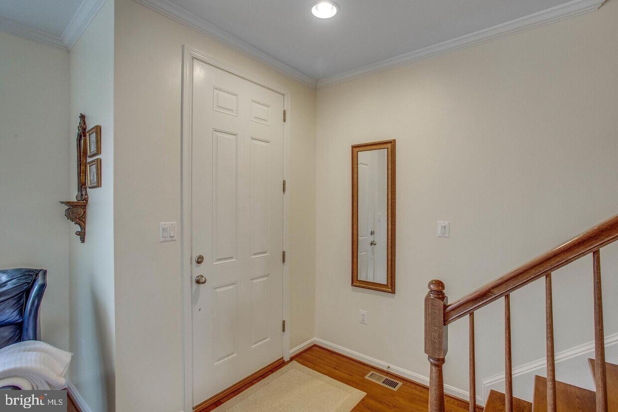 Primary Photo - 216 Apricot St