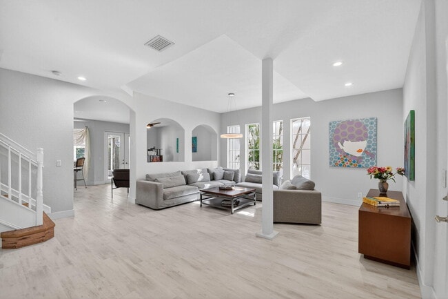 Foto del edificio - 1605 E Classical Blvd