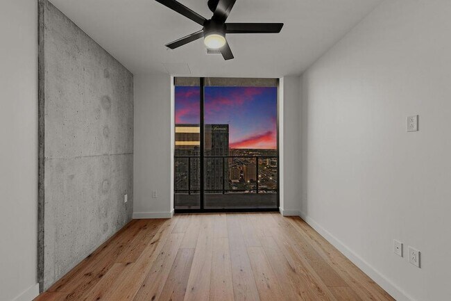 Building Photo - 610 Davis St