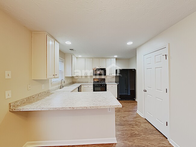 Building Photo - 327 Meadows Ln