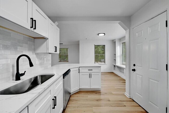 Building Photo - 2305 Longview St