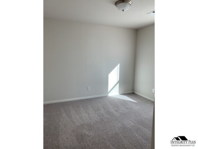 Building Photo - 4 bedroom 3 bath