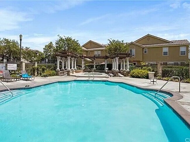 Foto del edificio - Wonderful 2 Story 3 bedroom Condo walking distance to Victoria Gardens Mall.