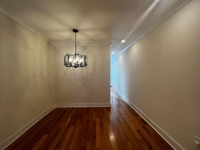 Building Photo - Lavish 5 BR/4 BA Townhome in Petworth!