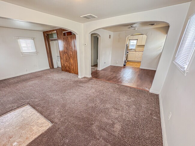 Building Photo - 614 Seymour Ave