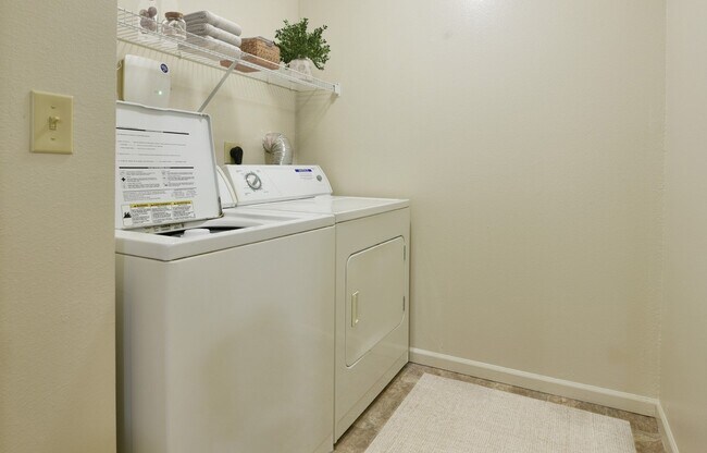 Lavadora y secadora en cada apartamento de Heatherwood Apartments, Grand Blanc, Michigan. - Heatherwood Apartments