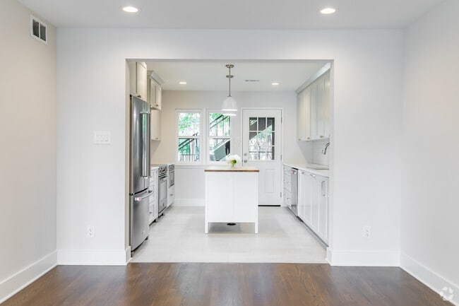Building Photo - 10715 Park Village Pl