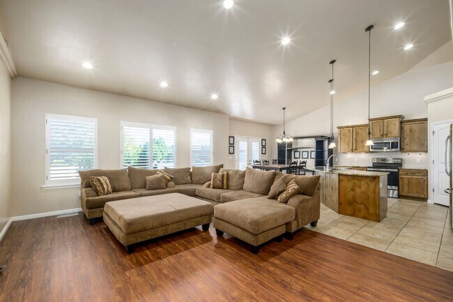Foto del edificio - Move-In Ready Upstairs Unit – Available Now