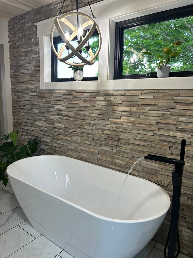 Bañera de inmersión en el baño principal - 8481 Blackman Rd