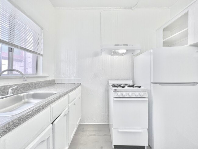 Building Photo - 427 S Alvarado St