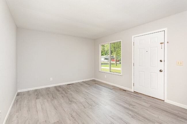 Building Photo - Updated 2-bedroom Duplex at $1150/month
