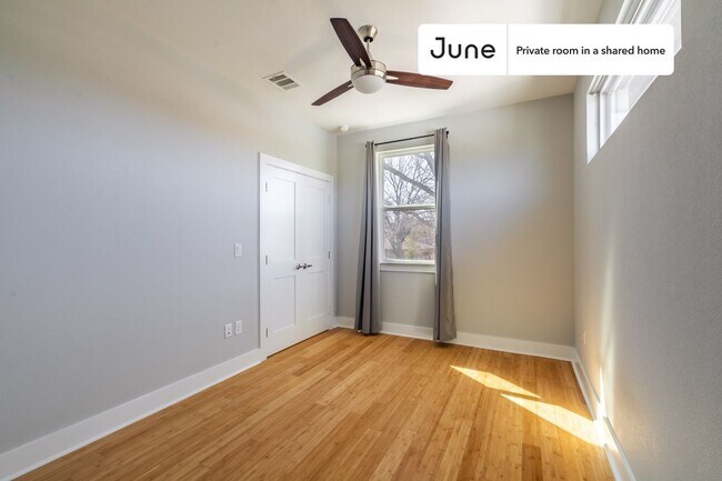 Foto del edificio - Private bedroom in 2 bed/2.5 bath Home