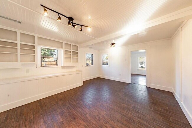 Foto del edificio - Ready for Summer and Fall Semester 2026! Spacious Four Bedroom near Texas Tech!