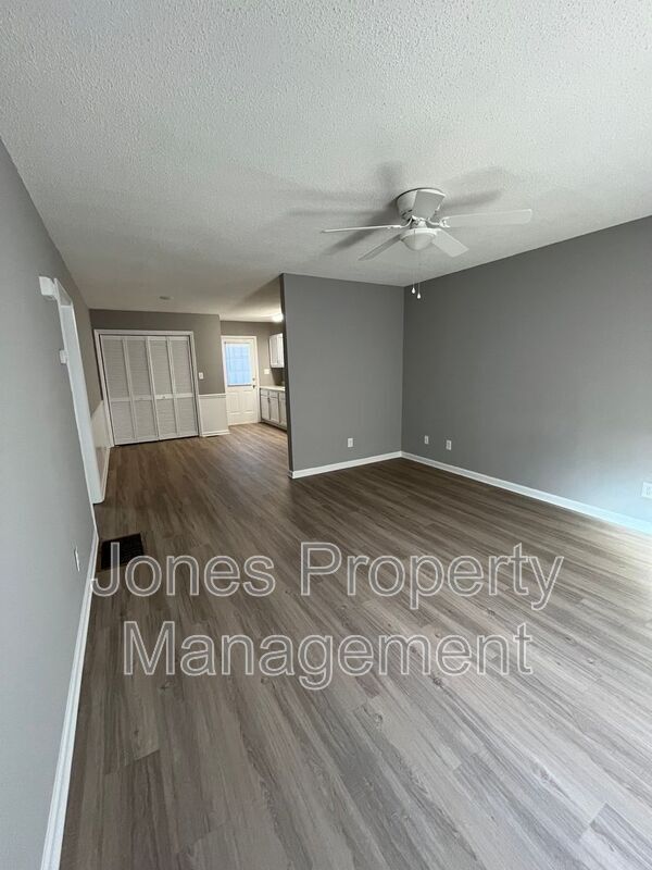 Building Photo - 2883 Mountcrest Circle