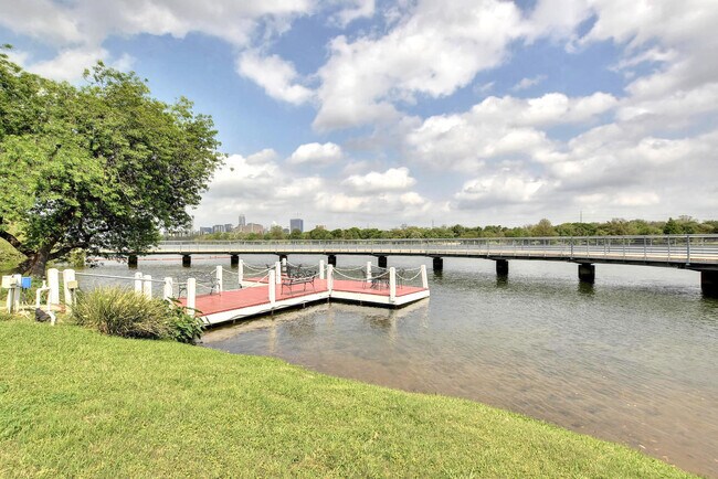 Foto del edificio - 1818 S Lakeshore Blvd