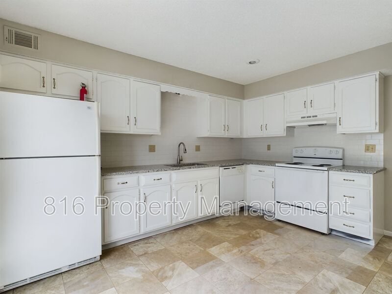 Primary Photo - 500 Sky Vue Dr
