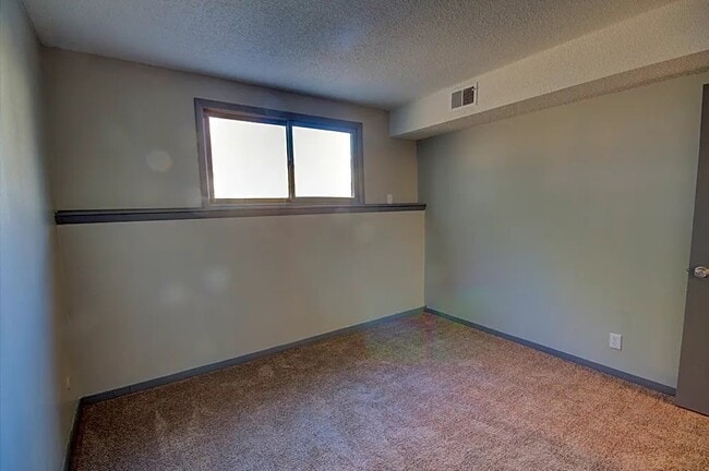 Building Photo - 2450 Shaker Ct