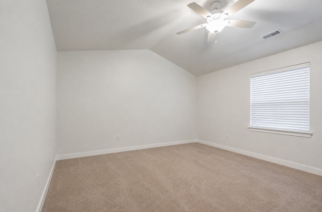 Building Photo - Modern 3-Bed Vineyard Townhome Near UVU with Stunning Amenities!