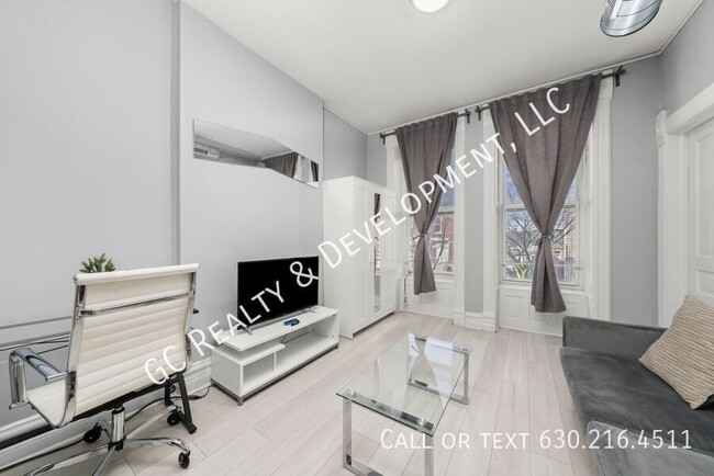 Building Photo - 2307 S Leavitt St