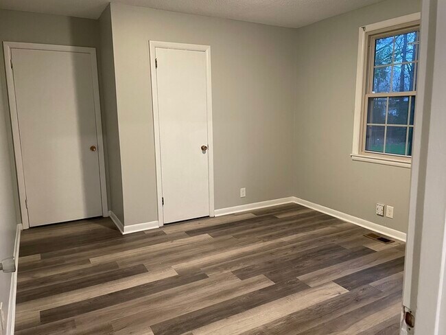 Building Photo - Newly Renovated Three Bedroom Home in NW H...